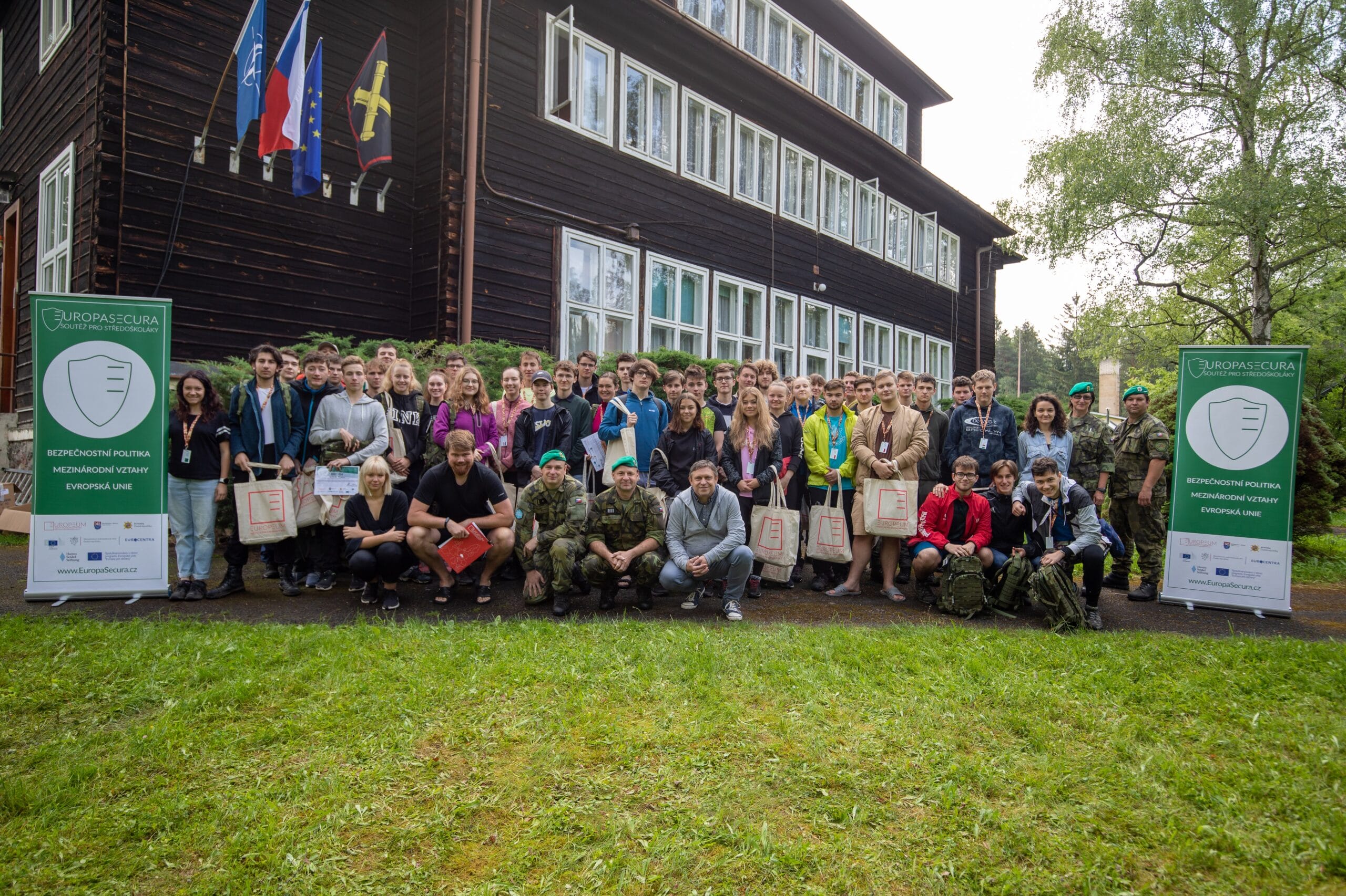 EuropaSecura 2022 | Ohlédnutí za 15. ročníkem soutěže pro středoškoláky o evropské obraně a bezpečnosti. Vítěze Brusel přivítá v prosinci